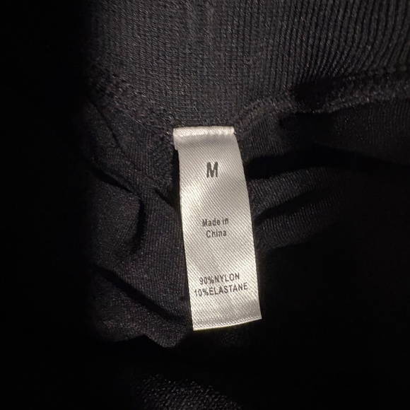 Black Scrunch-Bum Workout Shorts — Size Small - Picture 2 of 3